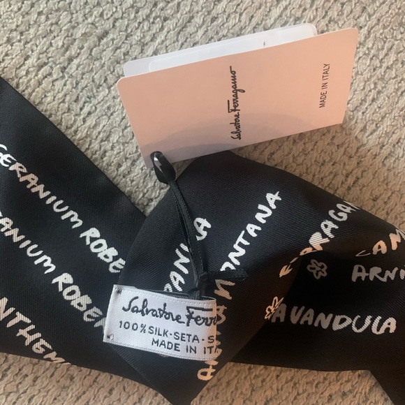 ❗️SOLD ❗️Salvatore Ferragamo Silk Bandeau(scarf)🧣 - Picture 4 of 5